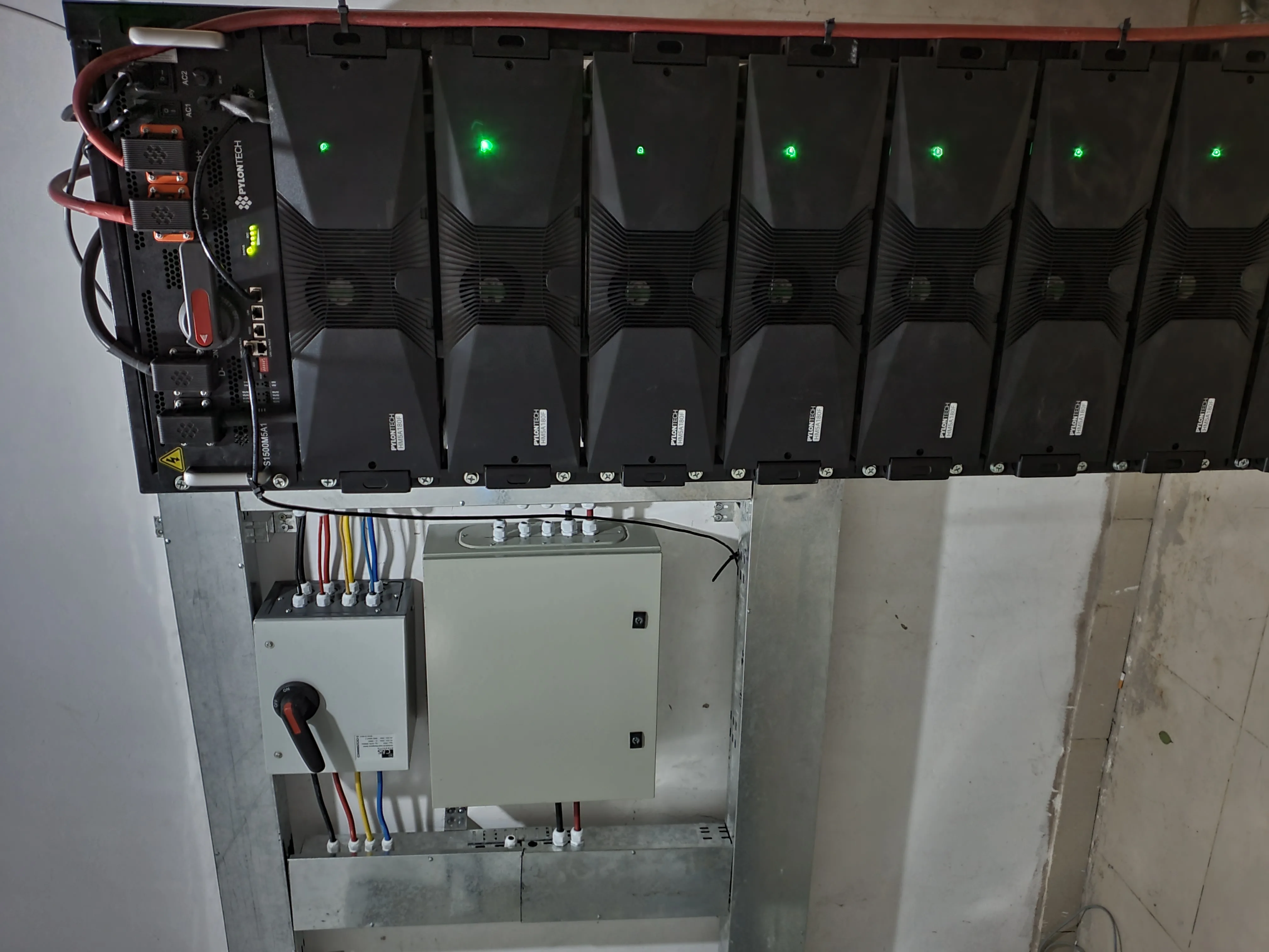منظومة طاقة شمسية لأبراج المطار 50kW | Pylontech HV