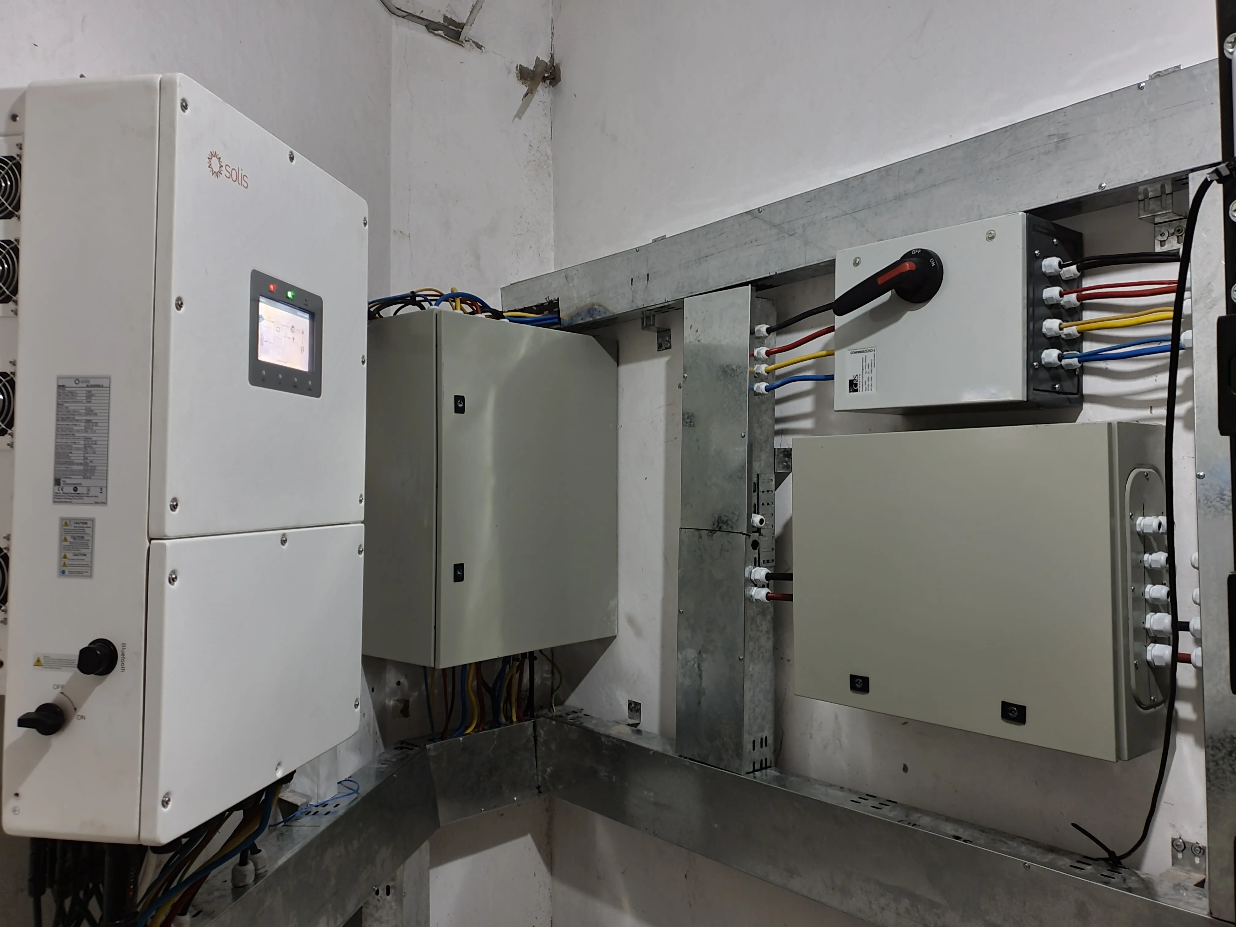 صورة إضافية 2 من مشروع منظومة طاقة شمسية لأبراج المطار 50kW | Pylontech HV