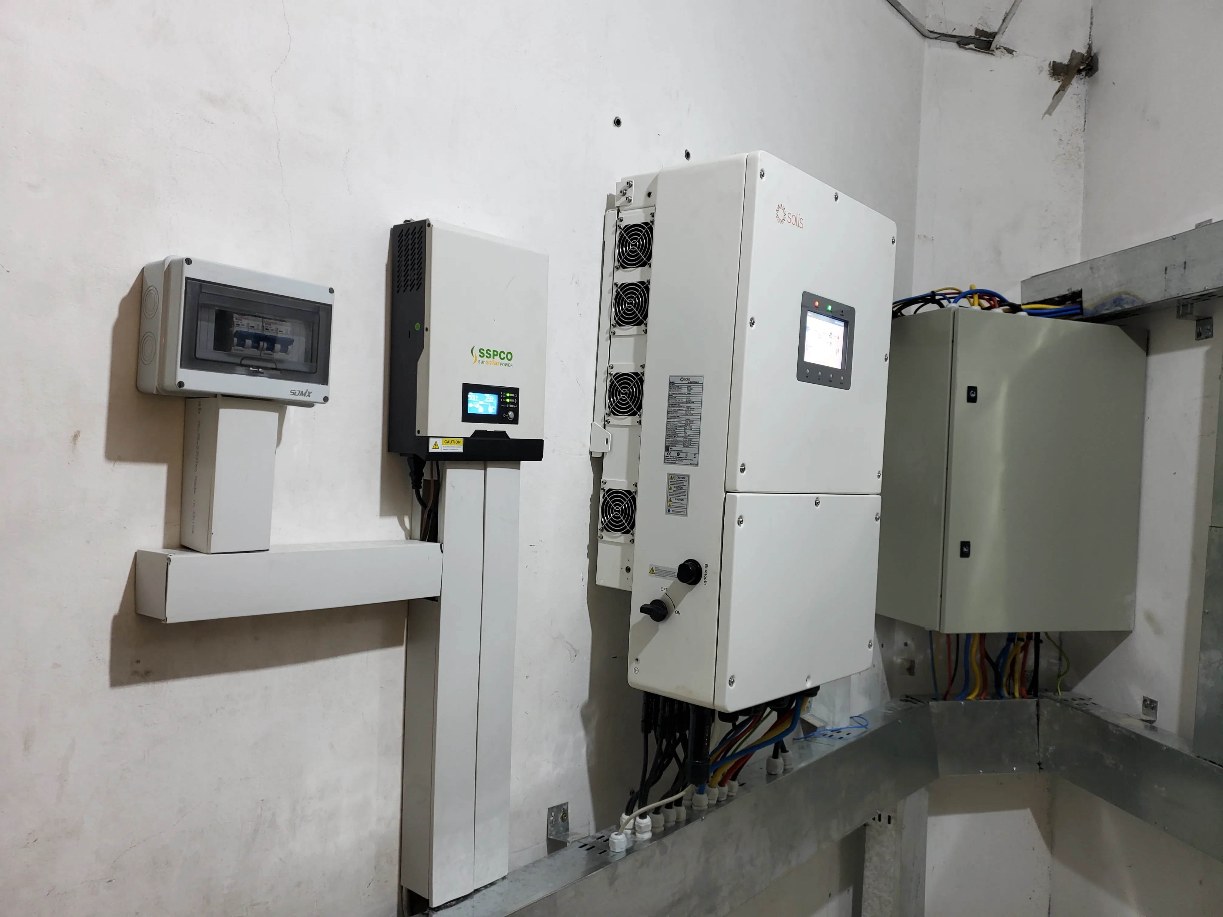 صورة إضافية 3 من مشروع منظومة طاقة شمسية لأبراج المطار 50kW | Pylontech HV