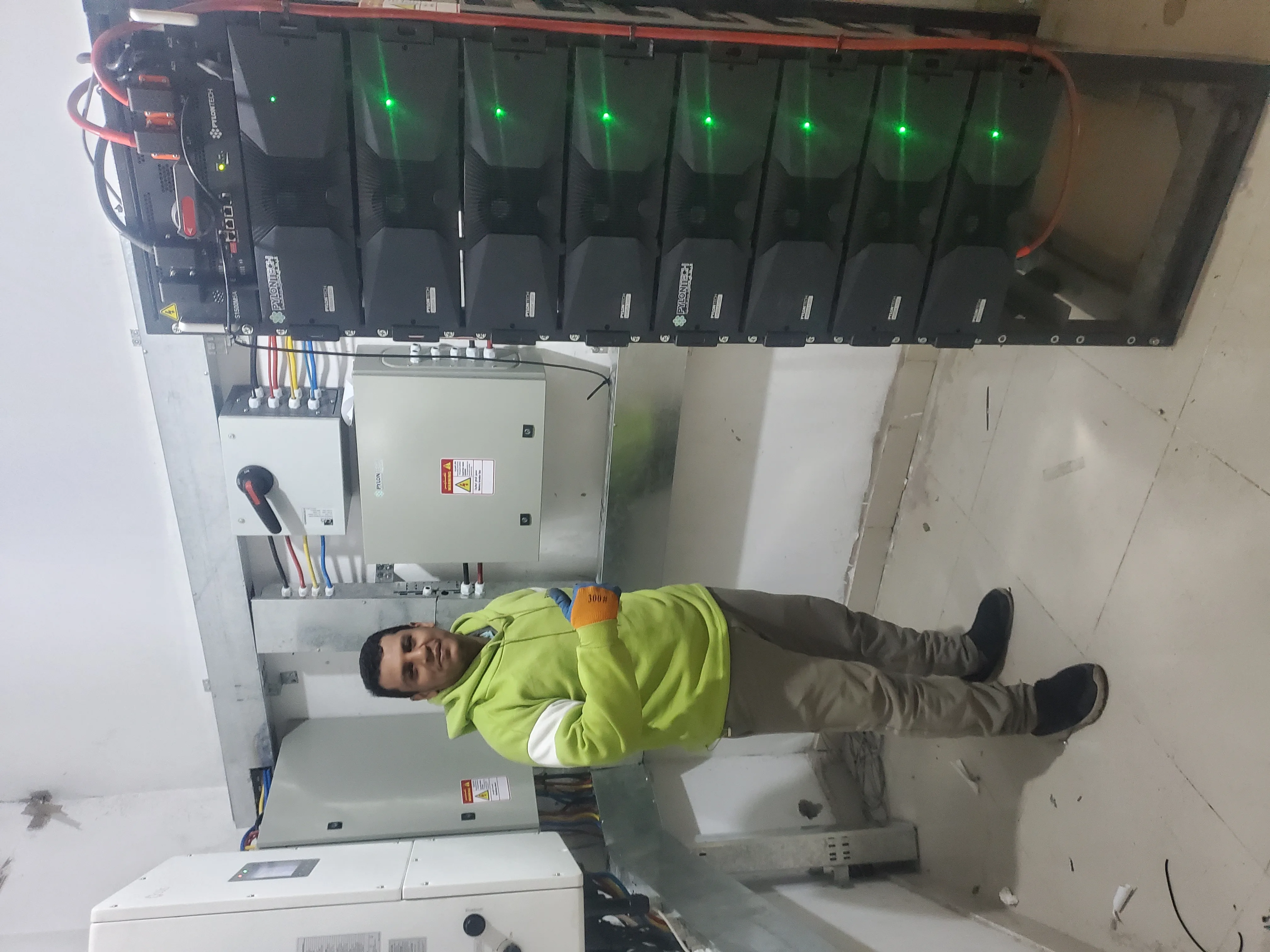 صورة إضافية 4 من مشروع منظومة طاقة شمسية لأبراج المطار 50kW | Pylontech HV